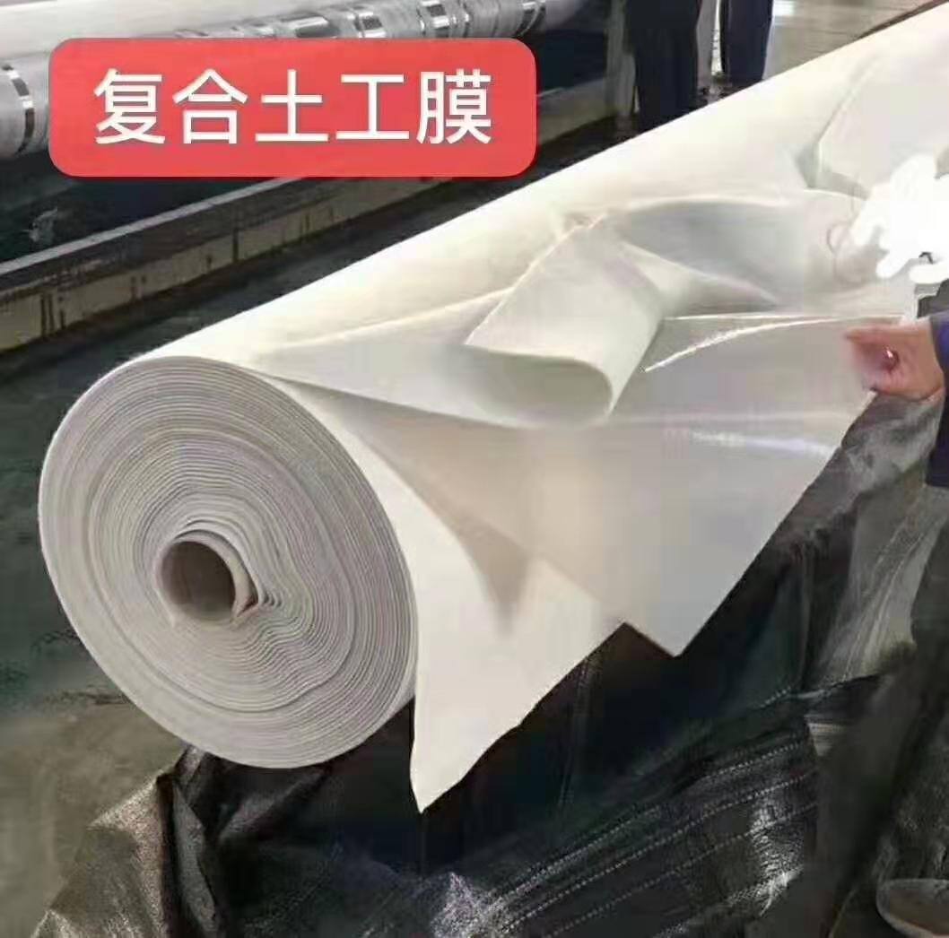 复合土工膜现场施工如何避免人为铺设褶皱