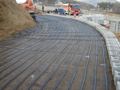 京沪高速铁路使用经编涤纶土工格栅